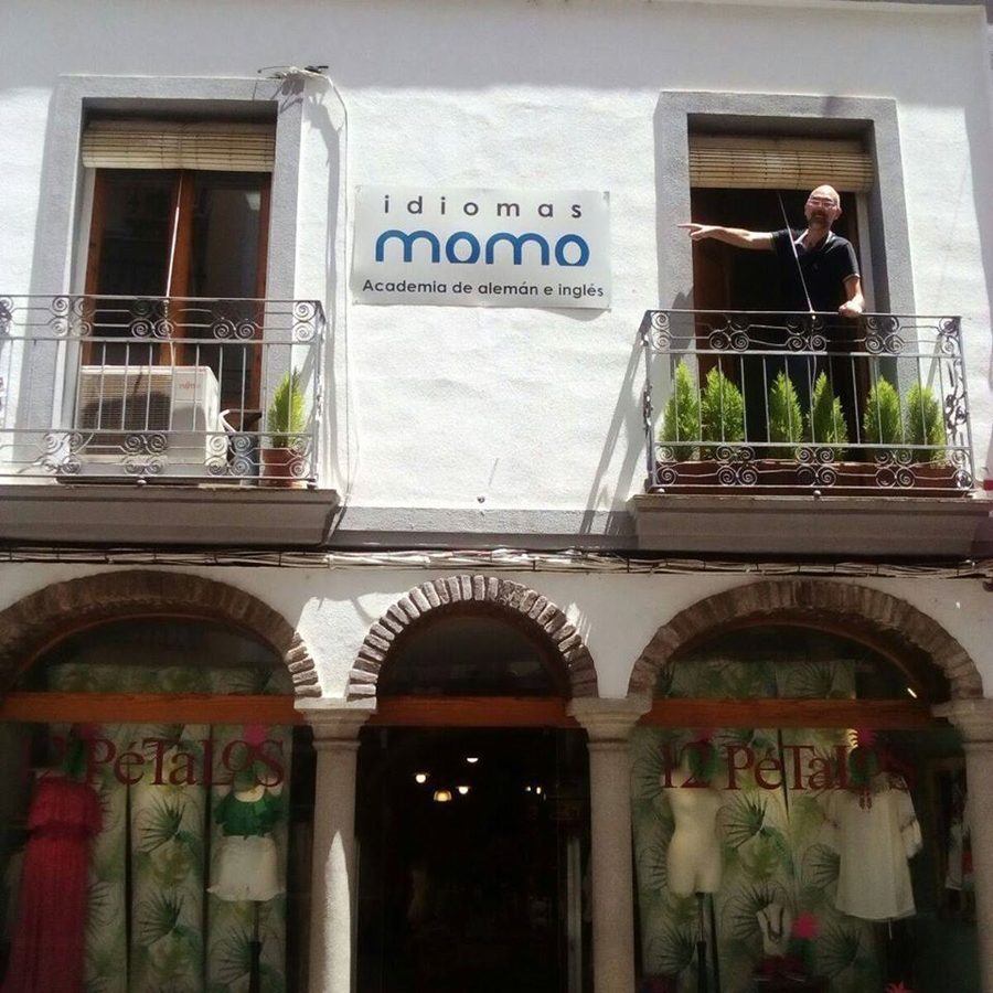 Fachada de Idiomas Momo en la calle Delgado Valencia de Mérida